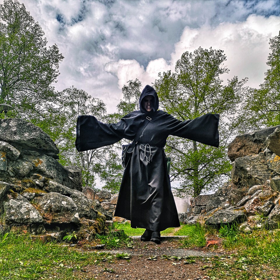 Vanhan Rauman kummituskierrosten lähtöpaikkana on Pyhän Kolminaisuuden kirkon rauniot Vanhankirkonkadun varrella