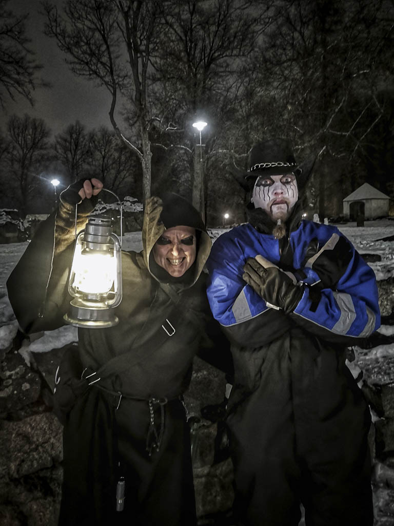 Vanhan Rauman karmiva kummitusopas yhteiskuvassa uhkarohkean osallistujan kanssa