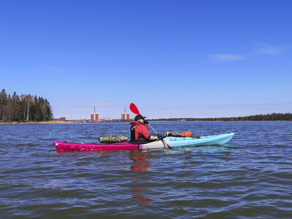 Kuvassa Sandrian villin luonnon vuokrakajakki Wave Sport Hydra 145 Core Whiteout