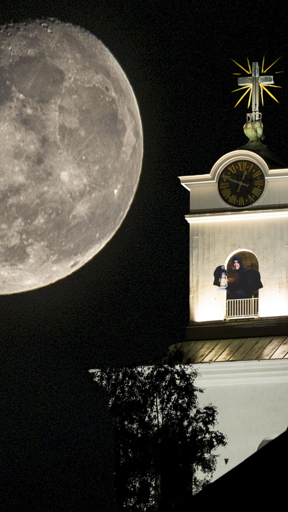 Vanhan Rauman karmiva kummitusopas kirkon tornissa kuutamon loisteessa