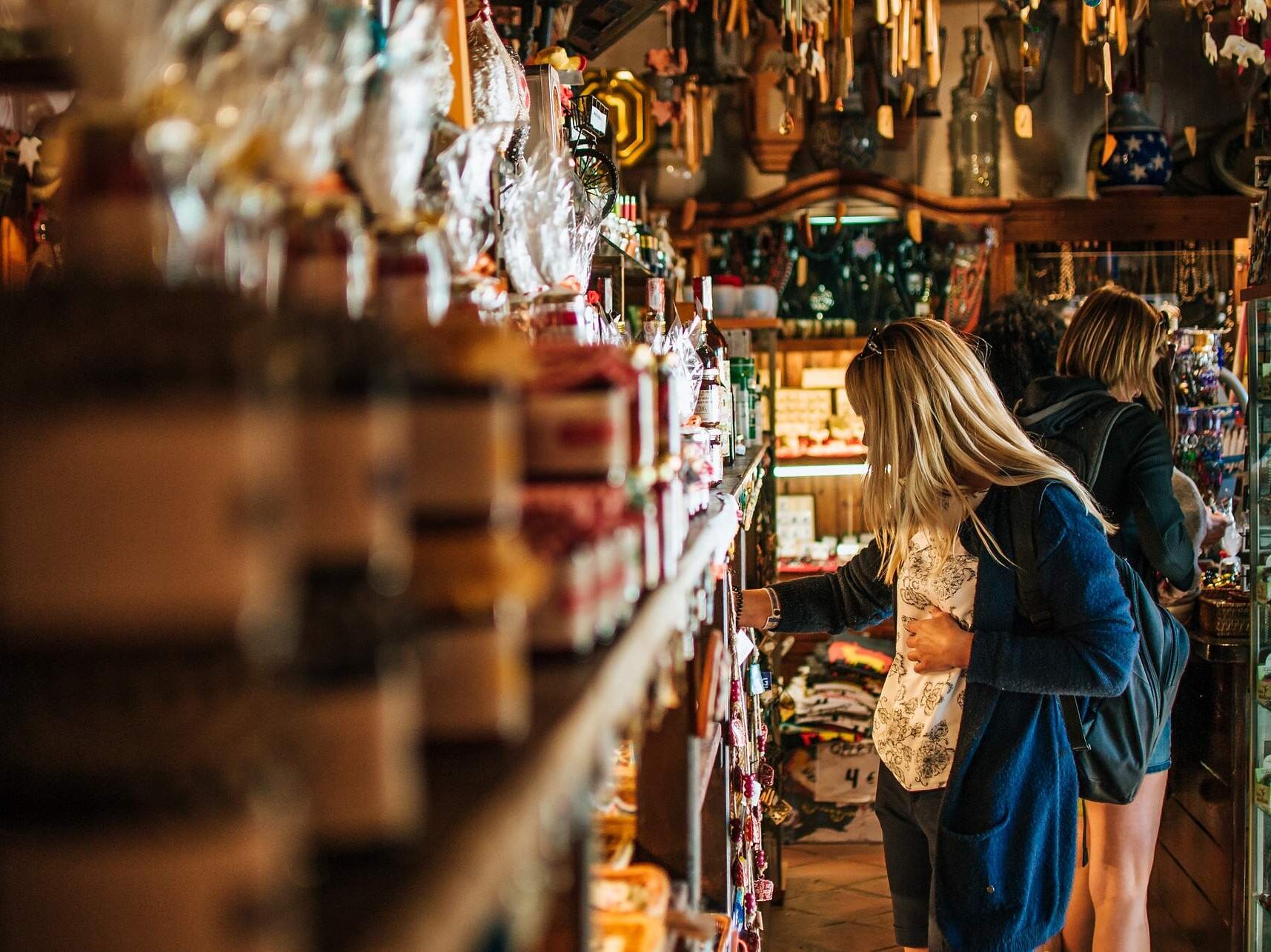 MATKAILUN TALOUDELLISET VAIKUTUKSET – Vastuullinen kuluttaminen auttaa kohdetta ja kannustaa matkailuyrityksiä eettiseen toimintaan